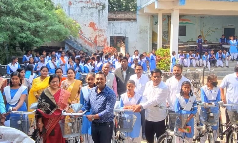 चाम्पा बाल दिवस के अवसर पर किया गया छात्राओ को साइकिल वितरण,,, चाम्पा बाल दिवस के अवसर पर किया गया छात्राओ को साइकिल वितरण,,, - Console Corptech