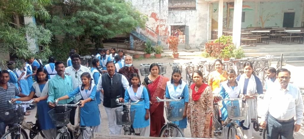 चाम्पा बाल दिवस के अवसर पर किया गया छात्राओ को साइकिल वितरण,,, चाम्पा बाल दिवस के अवसर पर किया गया छात्राओ को साइकिल वितरण,,, - Console Corptech