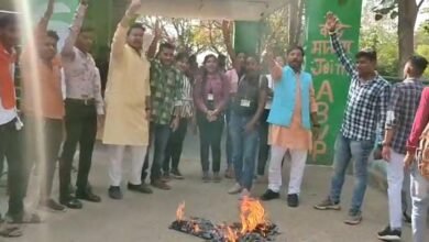 अखिल भारतीय विद्यार्थी परिषद के द्वारा टी.सी.एल. महाविद्यालय में एन.एस.यू.आई. के प्रदेश महासचिव का पुतला दहन किया गया,,, - Console Corptech
