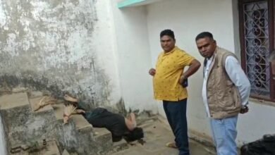 सीढ़ी के नीचे मिली संदिग्ध अवस्था में युवक की लाश, मामले की जानकारी के बाद मौके पर पहुंची शिवरीनारायण पुलिस, जांच पड़ताल जारी,,, - Console Corptech