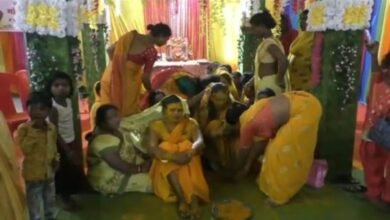 जांजगीर चांपा - जिले के कोसा कांसा कंचन की नगरी चांपा में अनोखी शादी देखने को मिली यहां पांच किन्नरों ने अपने गुरु से विवाह किया... - Console Corptech