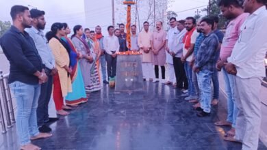 दंतेवाड़ा जिले के अरनपुर में हुए नक्सली हमले में शहीद जवानों को चांपा में स्थित शहीद स्मारक में दीप दान कर श्रद्धांजलि अर्पित की गई... - Console Corptech