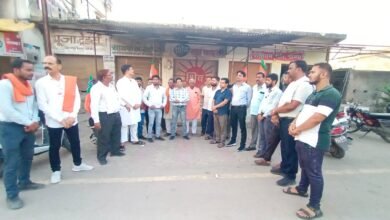 भारतीय जनता पार्टी चांपा के द्वारा लायंस चौक स्थित प्रीमियम शॉप के सामने धरना प्रदर्शन.. - Console Corptech
