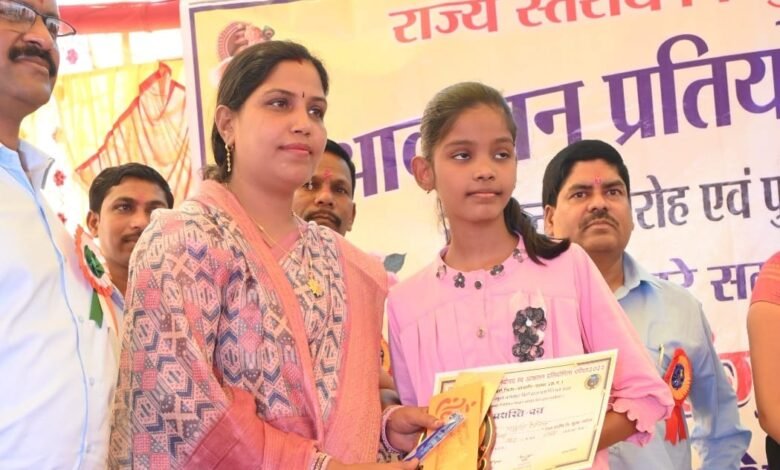 जिला में टॉप कर स्तुति देवांगन नवोदय विद्यालय में हुई चयनित, सिवनी गांव में हर्ष की लहर... जिला में टॉप कर स्तुति देवांगन नवोदय विद्यालय में हुई चयनित, सिवनी गांव में हर्ष की लहर... - Console Corptech