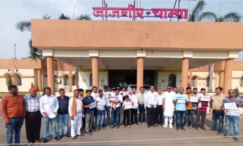 जेल अभिरक्षा में नितेश विरानी की मौत,परिजनों ने मौत पर उठाये सवाल<br>जेल प्रशासन पर लगाया प्रताड़ना का आरोप,शासन/प्रशासन से न्यायिक जांच की मांग,दोषियों पर हो कार्यवाही... जेल अभिरक्षा में नितेश विरानी की मौत,परिजनों ने मौत पर उठाये सवाल<br>जेल प्रशासन पर लगाया प्रताड़ना का आरोप,शासन/प्रशासन से न्यायिक जांच की मांग,दोषियों पर हो कार्यवाही... - Console Corptech