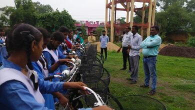 सरस्वती साइकिल योजना के तहत बालिकाओं को मिला साइकिल, साइकिल मिलने से बालिकाओं के चेहरे में झलकी खुशी... - Console Corptech