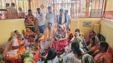 केशकाल विधायक नीलकंठ टेकाम की धर्मपत्नी पर लगाया था ईसाई धर्म का प्रचार और धर्मांतरण में शामिल होने का आरोप, आज सत्यनारायण की कथा करा कर पूरे परिवार बता दिया कि अपने सनातन धर्म के लिए प्रतिबद्ध... - Console Corptech
