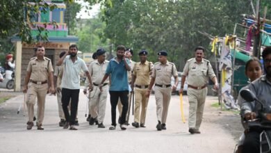 थाना चांपा क्षेत्र के दो आदतन गुंडा बदमाश बढ़ा बंगाली, छोटा बंगाली को गिरफ्तार कर चांपा शहर में निकाला गया जुलूस... - Console Corptech